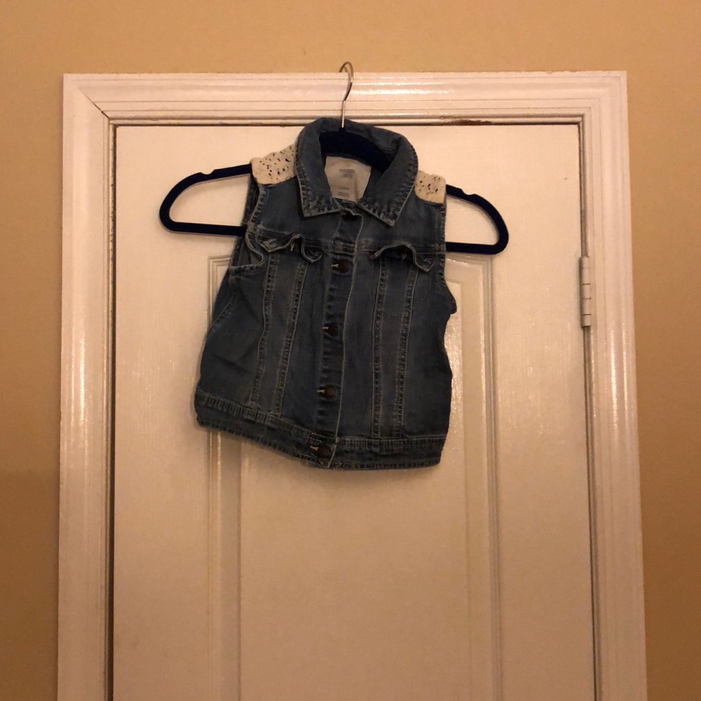Girls tucker + Tate jean vest with lace l 10/12